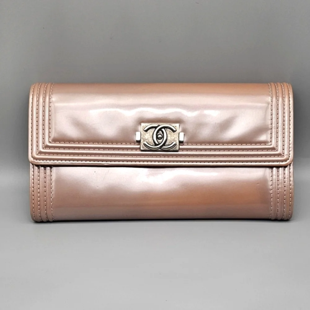 🩷CHANEL Rose Gold Quilted Patent Leather Wallet/Clutch🩷 - Picture 11 of 17